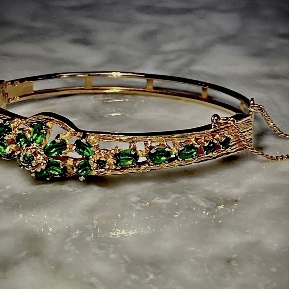💚Vintage Estate Solid 18k Yellow Gold Genuine Emerald hinged bangle bracelet 💚 - Picture 7 of 10
